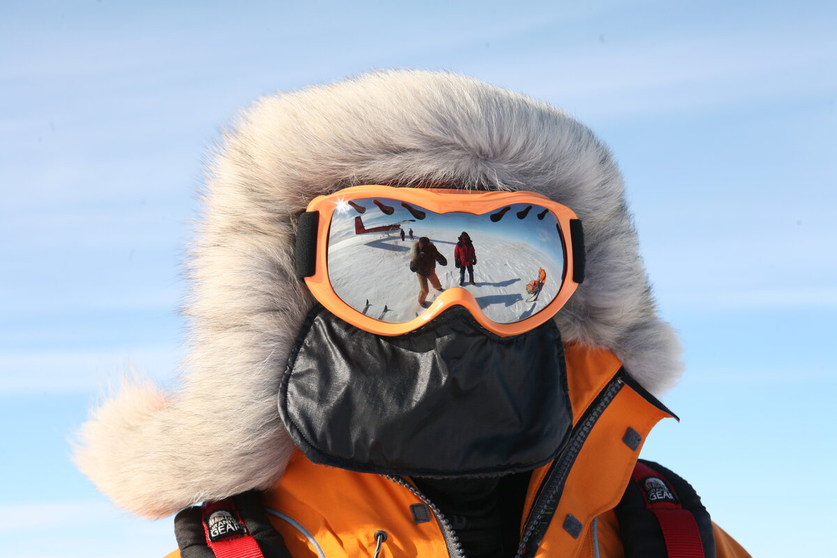 Wind protection with fur ruff, goggles, and face shield